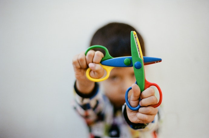 Pertimbangkan desain yang sesuai dengan penggunanya, misalnya gunting dari plastik untuk anak-anak