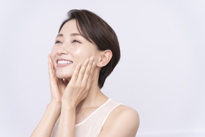 Rangsang regenerasi kulit dengan essence yang mengandung bahan anti-aging seperti retinol dan AHA