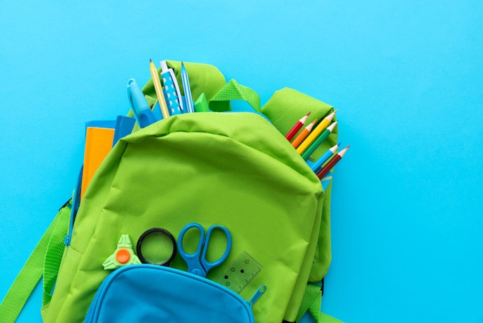 Cari ransel anak dengan banyak kantong atau berkapasitas besar untuk dijadikan tas olahraga, piknik, atau untuk menginap