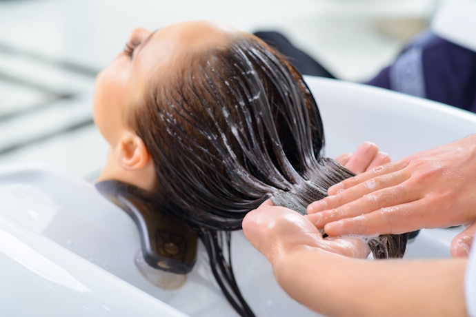Untuk melembapkan rambut kering dan mengembang, pilih hair mask yang mengandung argan oil, almond oil, dan shea butter