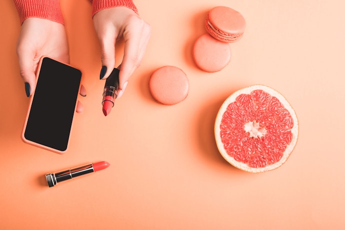 Cek warna orange yang sesuai dengan tone kulit Anda
