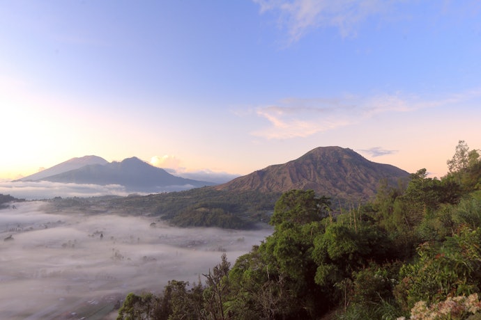 Kalau Anda mau bangun dengan view sunrise atau gunung, pilihlah tempat glamping di Kintamani seperti Igloo Glamping