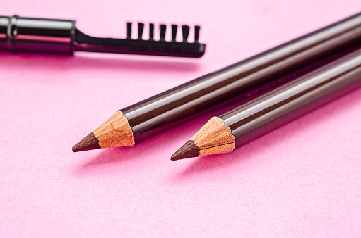 Jika Anda menyukai riasan natural, pilih eyeliner warna cokelat untuk memberi kesan alami