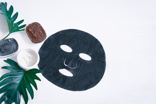Bila pemilik kulit kering ingin menggunakan masker charcoal, pilih yang model sheet mask saja untuk kelembapan ekstra