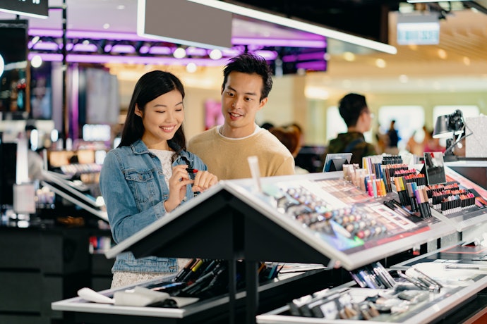Cek kelengkapan isi paket makeup untuk seserahan, seperti makeup wajah, mata, dan bibir