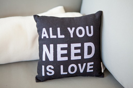 Pertimbangkan bantal couple custom untuk kesan lebih personal