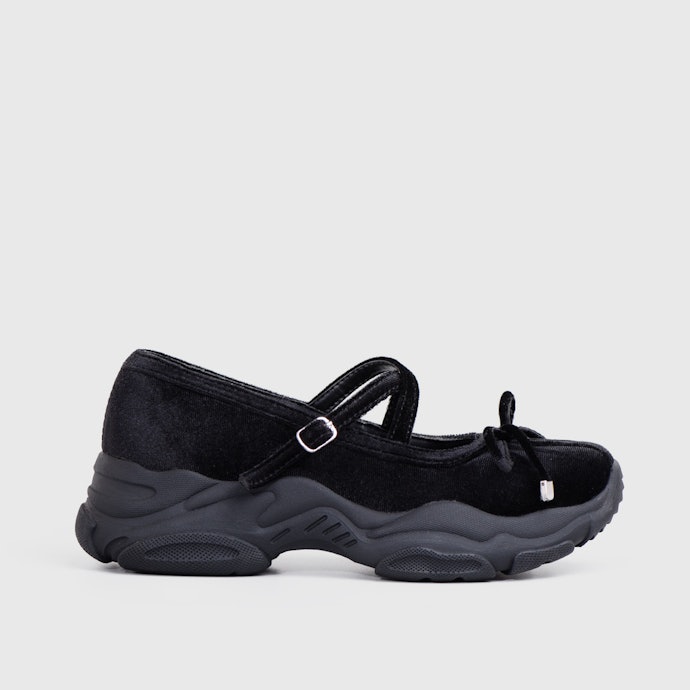 Untuk jalan santai, cari model kasual yang modis dan nyaman, seperti wedges, slip-on, hingga sneakers hitam