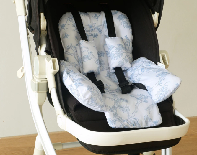 Pastikan jumlah lubang pengaman stroller pad sesuai dengan jumlah sabuk pengaman (safety harness) pada stroller