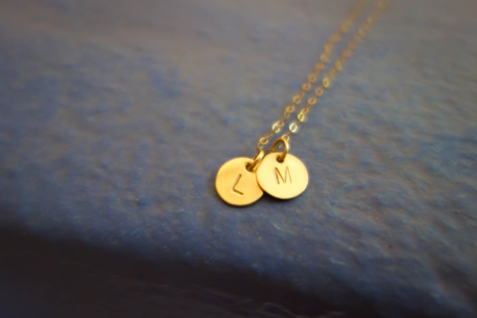 Pertimbangkan kalung inisial 2 huruf atau kalung nama custom yang lebih personal, pas juga untuk hadiah