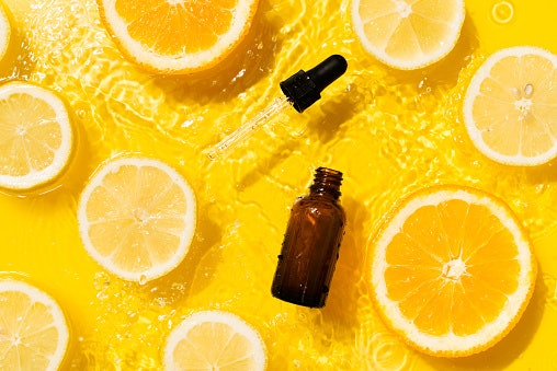 Jika masalah Anda adalah bintik hitam dan kulit kusam, cari skincare dengan kandungan vitamin C