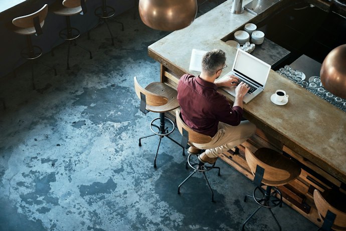 Cari cafe yang tenang untuk mengerjakan tugas atau meeting seperti Homi Coffee & Working Space dan Balakosa Bistro