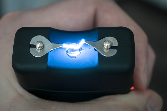 Sediakan stun gun untuk melumpuhkan penjahat dengan sengatan listrik