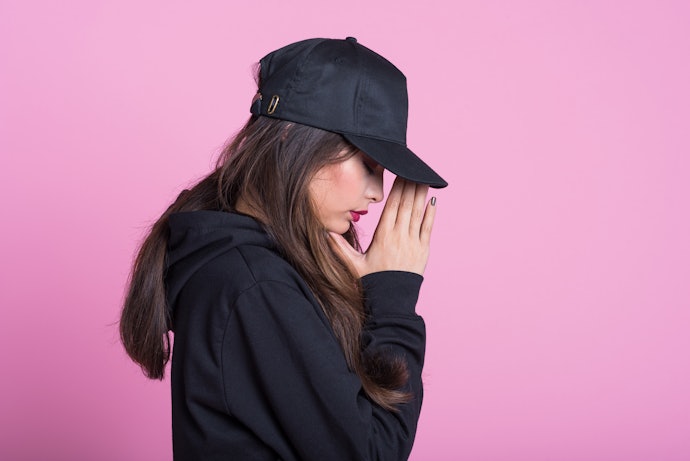 Pilih hoodie polos depan belakang untuk tampilan basic atau berhias logo yang aesthetic