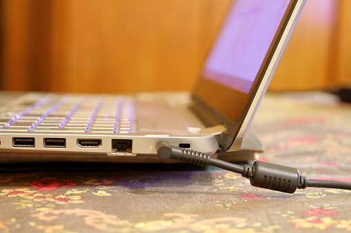 Pilihlah laptop dengan daya tahan baterai 7 jam atau lebih demi kenyamanan penggunaan