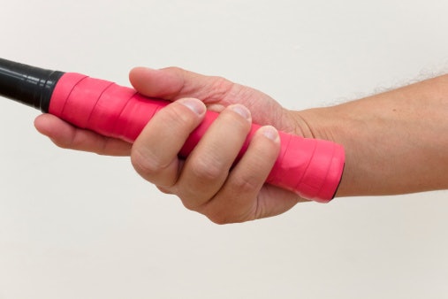 Cek ukuran grip raket dan sesuaikan dengan tangan Anda