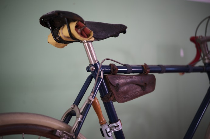 Untuk sepeda ontel, gunakan mode tas dalangan berbahan kulit yang klasik dan fungsional