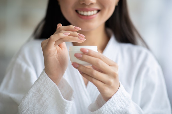 Jika ingin sekaligus mengatasi jerawat atau mencerahkan kulit, pilih tambahan bahan niacinamide