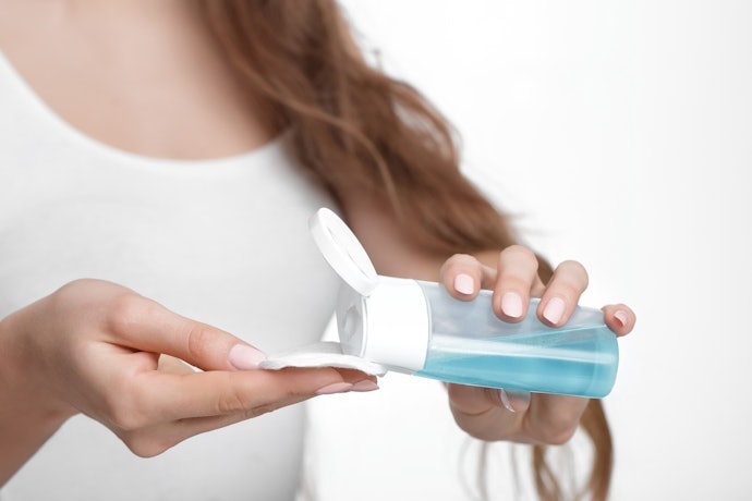 Toner wajah sudah bisa dipakai remaja; Namun, toner anti-aging baru cocok untuk orang dewasa mulai usia 20 tahun