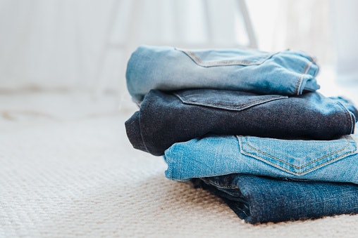 Untuk wanita gemuk, pertimbangkan skinny jeans jumbo warna hitam