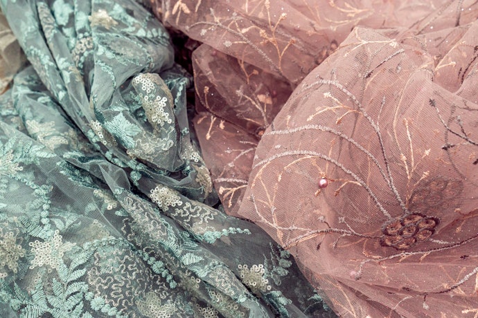 Perhatikan bahan kain kebaya yang dipakai
