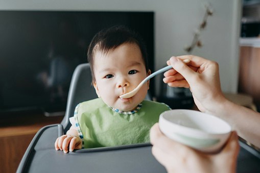 Untuk kebutuhan MPASI, belilah abon ayam non-MSG, bertekstur halus, serta bebas penguat rasa dan pengawet