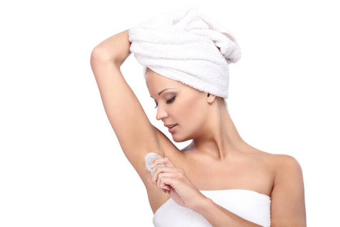 Cek kandungan antiperspiran pada deodoran untuk mengontrol keringat