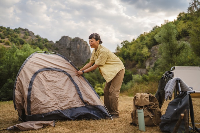 Pertimbangkan tenda camping otomatis (pop-up) jika ingin tenda yang mudah dipasang