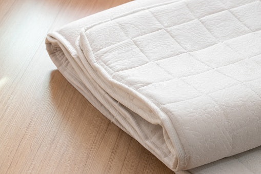 Jika kamar Anda berukuran kecil, pertimbangkan memilih kasur lipat