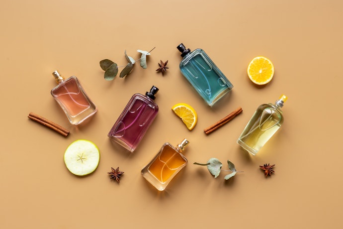 Untuk wanita dewasa, pilih parfum citrus yang dipadukan dengan rempah, gourmand scents, atau kayu-kayuan