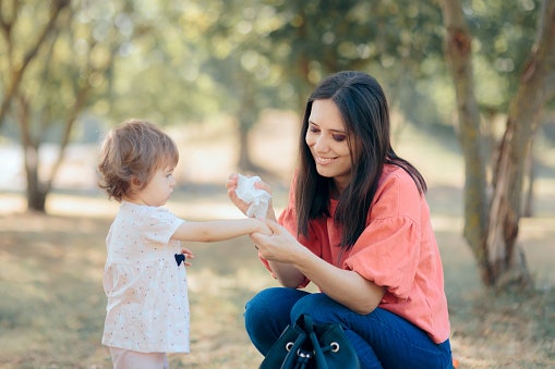 Untuk orang yang berkulit sensitif atau bayi, utamakan tisu basah tanpa alkohol dan kandungan kimia lainnya