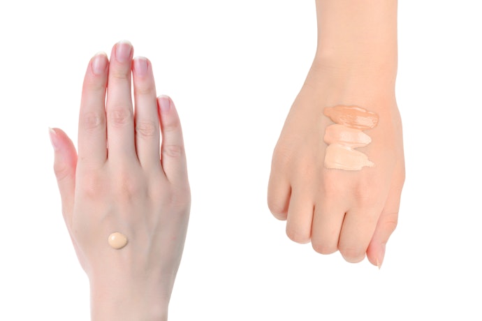 Sesuaikan warna cushion dengan tone kulit dan pastikan terdapat klaim "tidak oksidasi" atau "minim oksidasi"