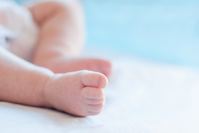 Untuk bayi, sebaiknya gunakan produk di pergelangan kaki atau di atas lapisan pakaian