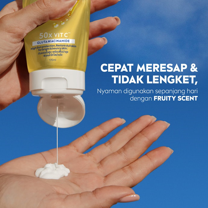 Pilih handbody SPF 50 yang mengandung pelembap humektan dan emolien ; Pastikan juga teksturnya water-based agar tidak lengket