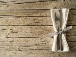 Supaya mudah dibawa, bungkus peralatan makan Anda dengan napkin