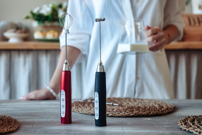 Pertimbangkan pengaduk berbahan stainless steel dan dilengkapi frother
