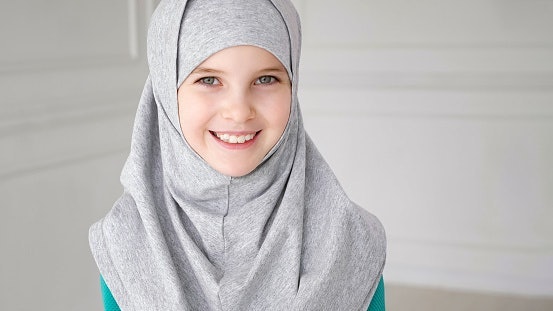 Untuk dipakai anak perempuan muslimah, dapatkan model burqini yang menutupi seluruh tubuh dan dilengkapi dengan tudung renang
