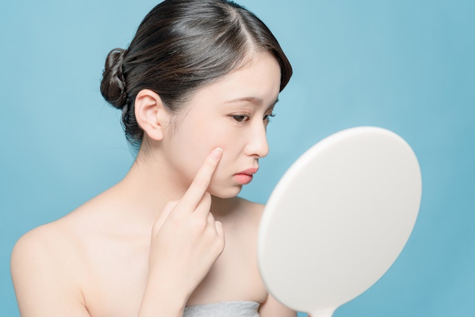 Jika kulit sensitif Anda mudah berjerawat, tekan pertumbuhan bakteri penyebab jerawat dengan essence yang diperkaya bahan antibakteri seperti tea tree oil