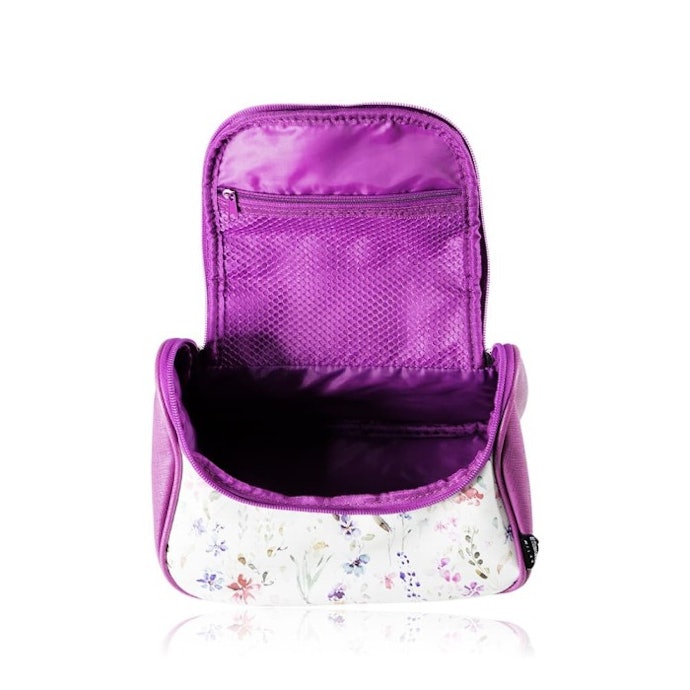 Ingin menyimpan peralatan makeup dengan rapi di rumah? Pertimbangkan beauty case atau kotak makeup bertingkat