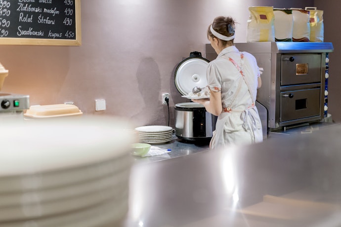 Bagi Anda yang butuh untuk usaha, utamakan rice warmer dengan kapasitas 10 L ke atas