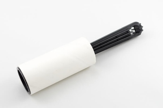 Gunakan lint roller atau sikat elektrostatik yang ampuh untuk membersihkan debu dan bulu hewan secara berkala
