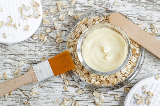 Untuk kulit kering dan sensitif, sebaiknya memilih masker bubuk dari bahan oat; Namun, lebih direkomendasikan untuk menggunakan sheet mask