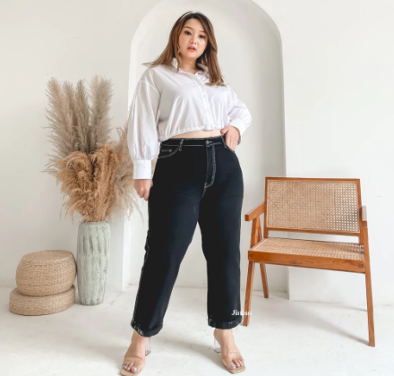 Untuk wanita gemuk, pertimbangkan size jumbo, model straight leg, dan boyfriend jeans hitam