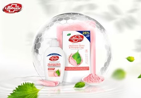 Piih sabun Lifebuoy kemasan pouch 825 ml atau botol pump 500 ml untuk sekeluarga, sedangkan isi 100 ml, 250 ml, 400 ml, atau sabun batang untuk digunakan sendiri