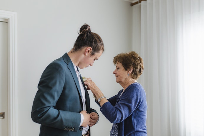Pastikan lapel pin serasi dengan aksesori jas lainnya, seperti dasi, kemeja, dan pocket square