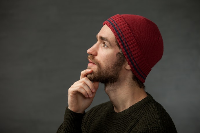 Cari topi kupluk yang memiliki warna dan detail yang unik agar gaya kasual makin keren