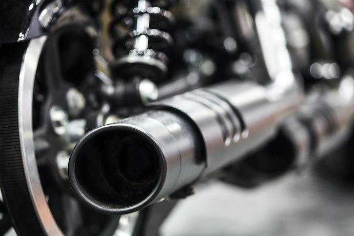 Untuk menjaga penampilan motor, utamakan bahan berkualitas seperti monel, stainless steel, karbon kevlar, dan titanium
