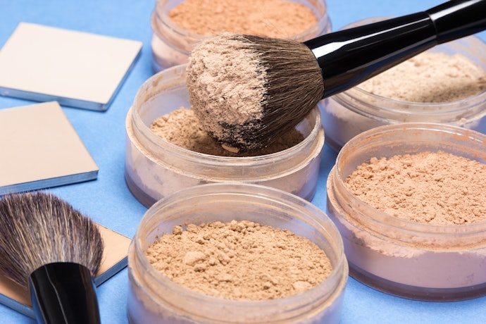 Agar efektif menyerap minyak dan menghempas kilap di wajah, gunakan tipe loose powder, seperti Make Over Powerstay Matte Translucent Powder dan Holika Holika Puri Pore No Sebum Powder