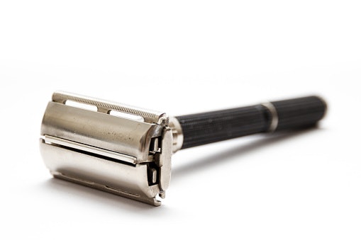 Jika ingin pisau cukur yang praktis dan serbaguna, pilih double edge safety razor, disposable razor, atau cartridge razor berbahan stainless steel