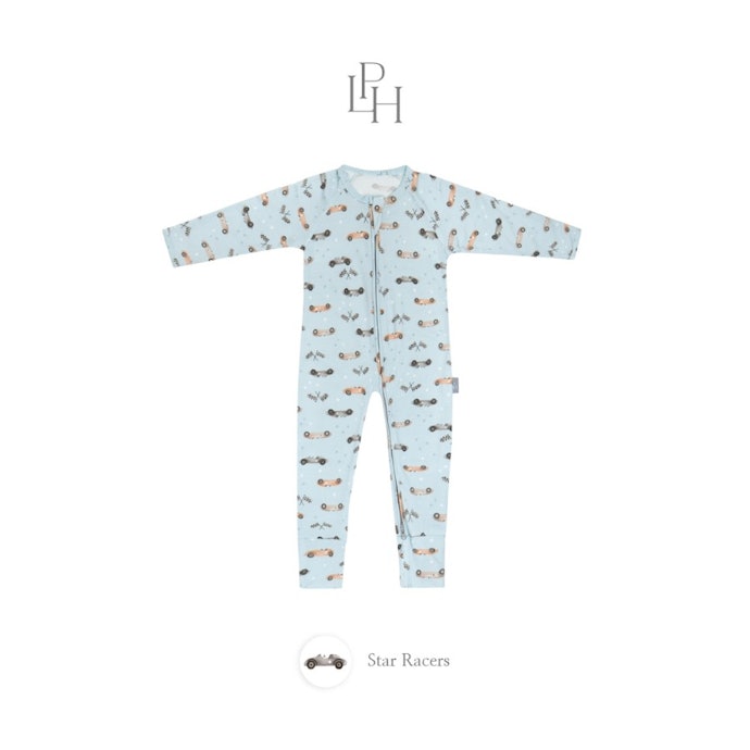 Ketahui berbagai baju bayi laki-laki branded yang populer, seperti Bohopanna, Little Palmerhaus, dan Libby Baby