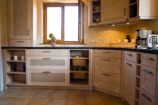 Gunakan horizontal sliding windows atau casement windows untuk dipasang di dapur